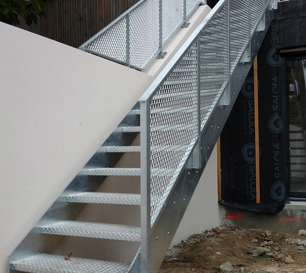 Escalier extérieur garde-corps métal déployé